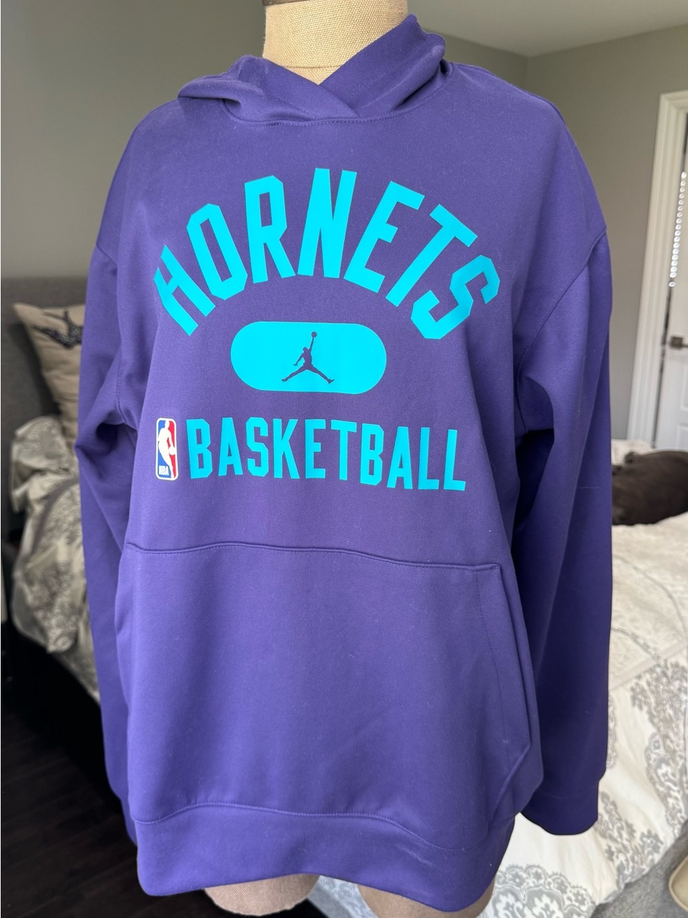 Jordan team issued Charlotte Hornets sweatshirt size L